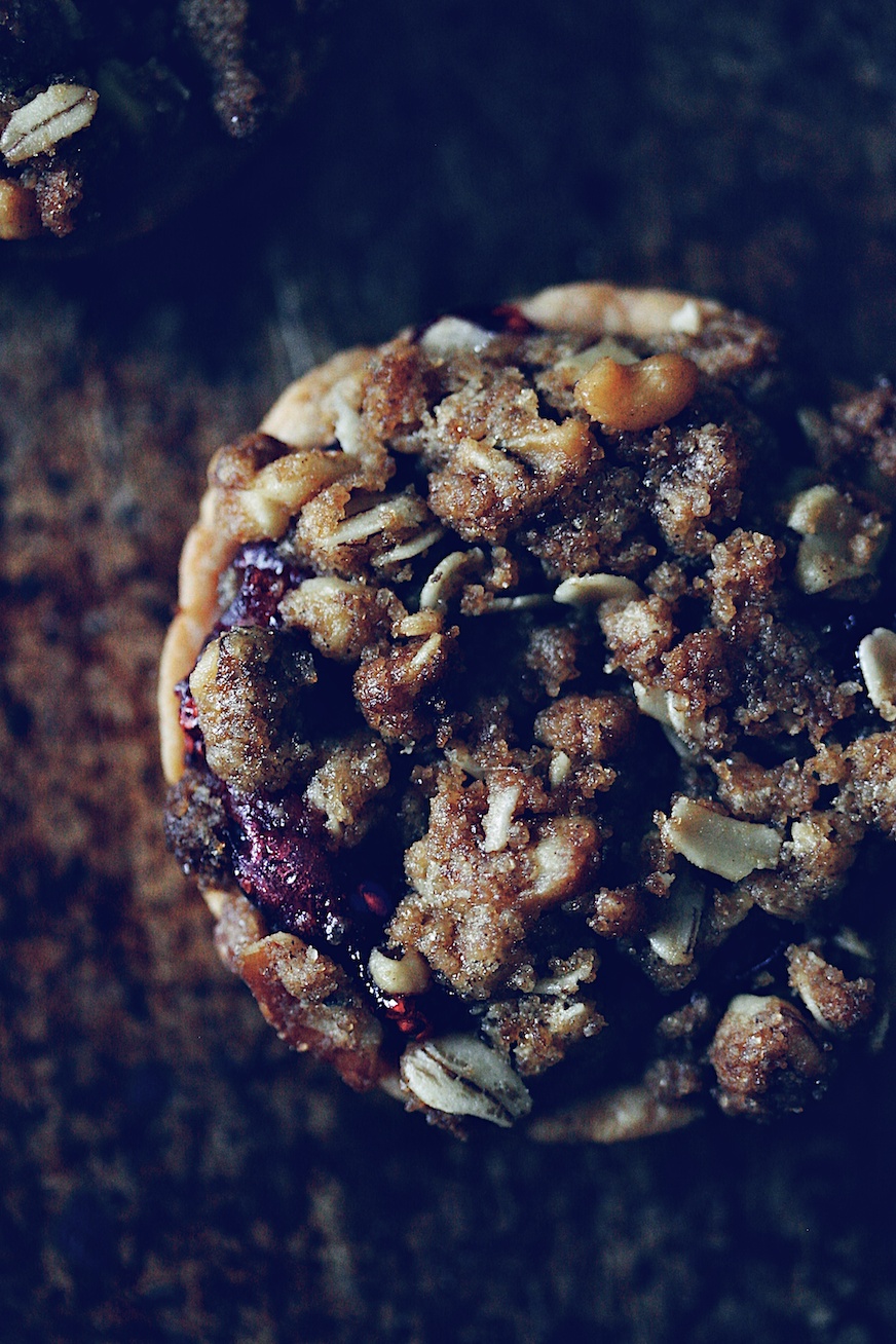 cranberry mini-pies with walnut streusel | movita beaucoup