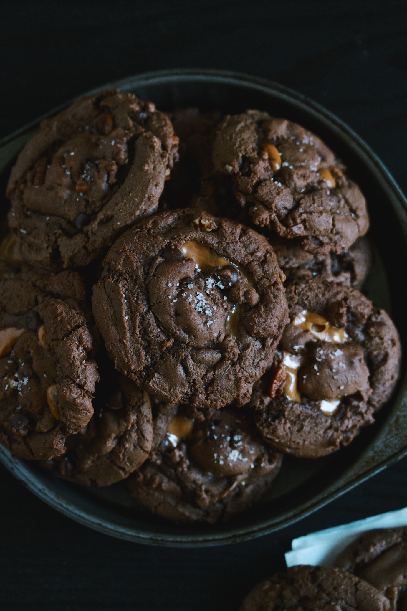 double chocolate cookies with pecans and caramel | movita beaucoup