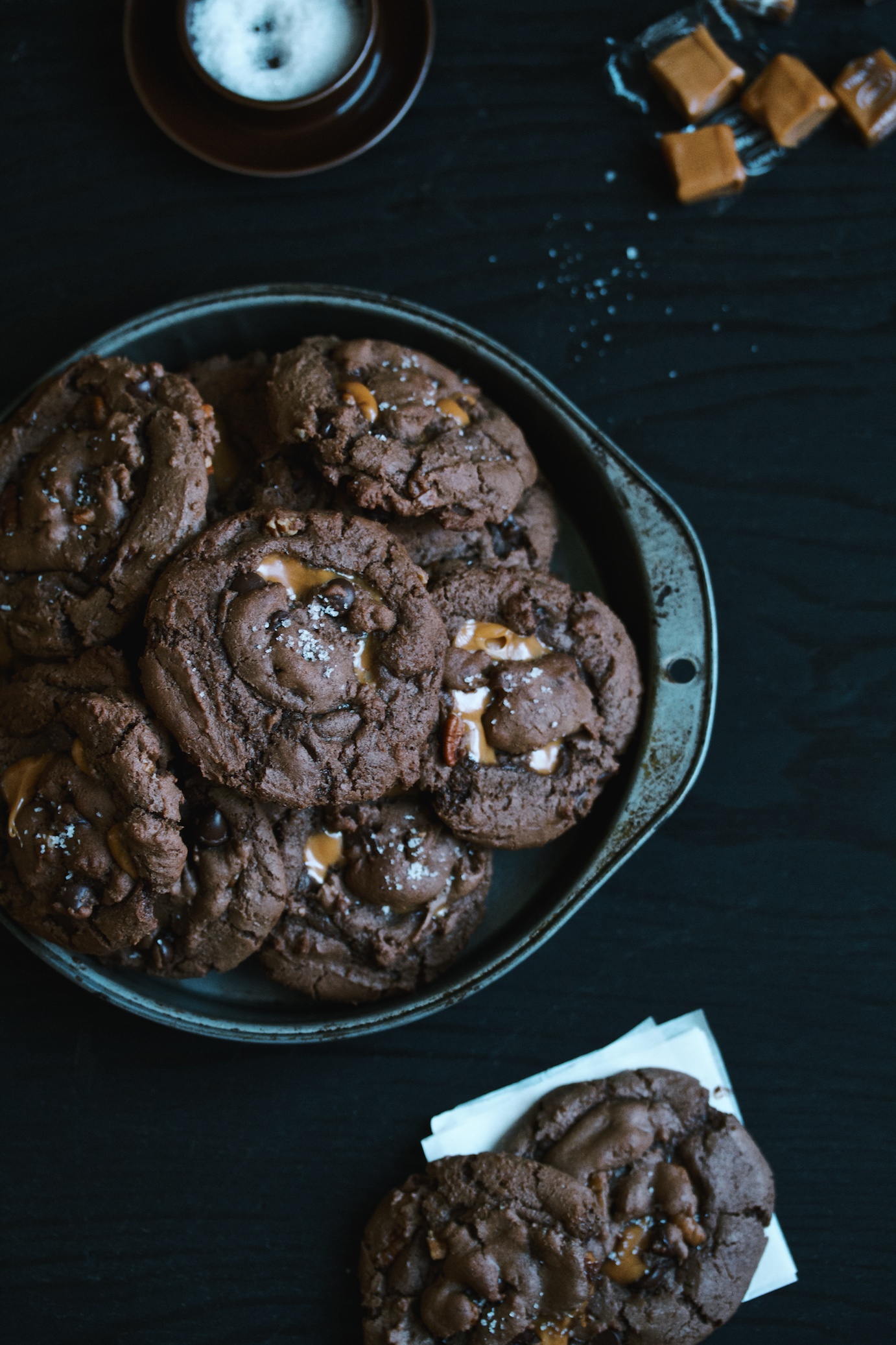 double chocolate cookies with pecans and caramel | movita beaucoup