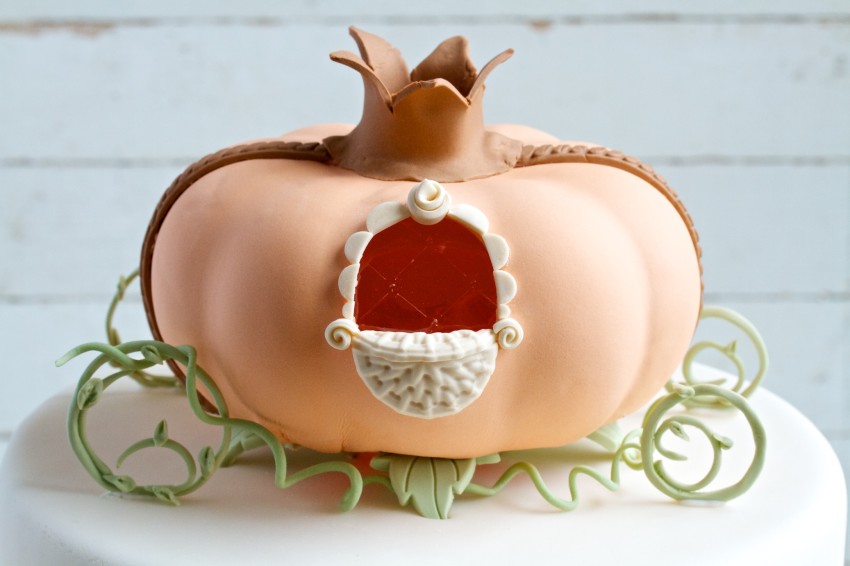 cinderella's carriage cake topper | movitabeaucoup.com